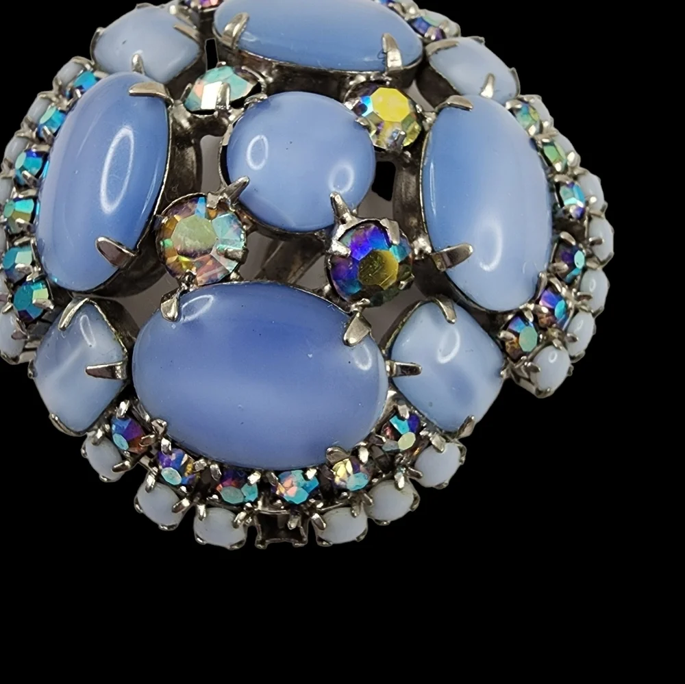 Vintage Brooch Pin Aurora Borealis Blue Rhinestones 1960s sixties A0245 -Q6